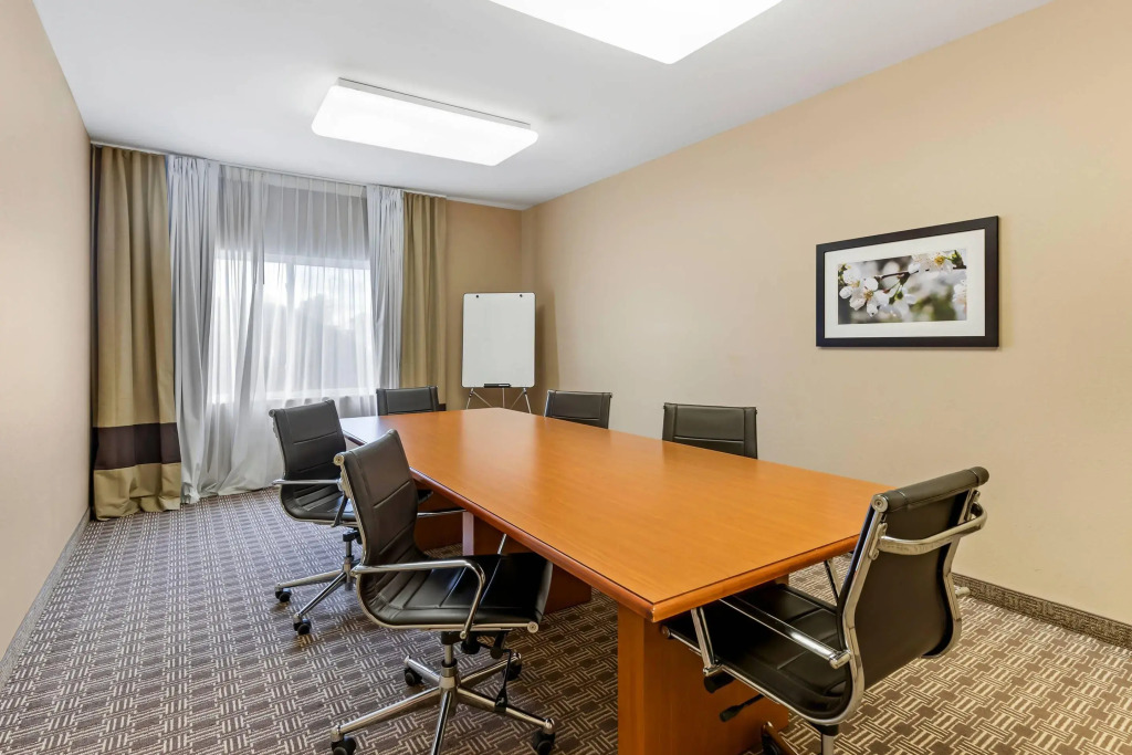 Comfort Inn & Suites East Moline near I-80