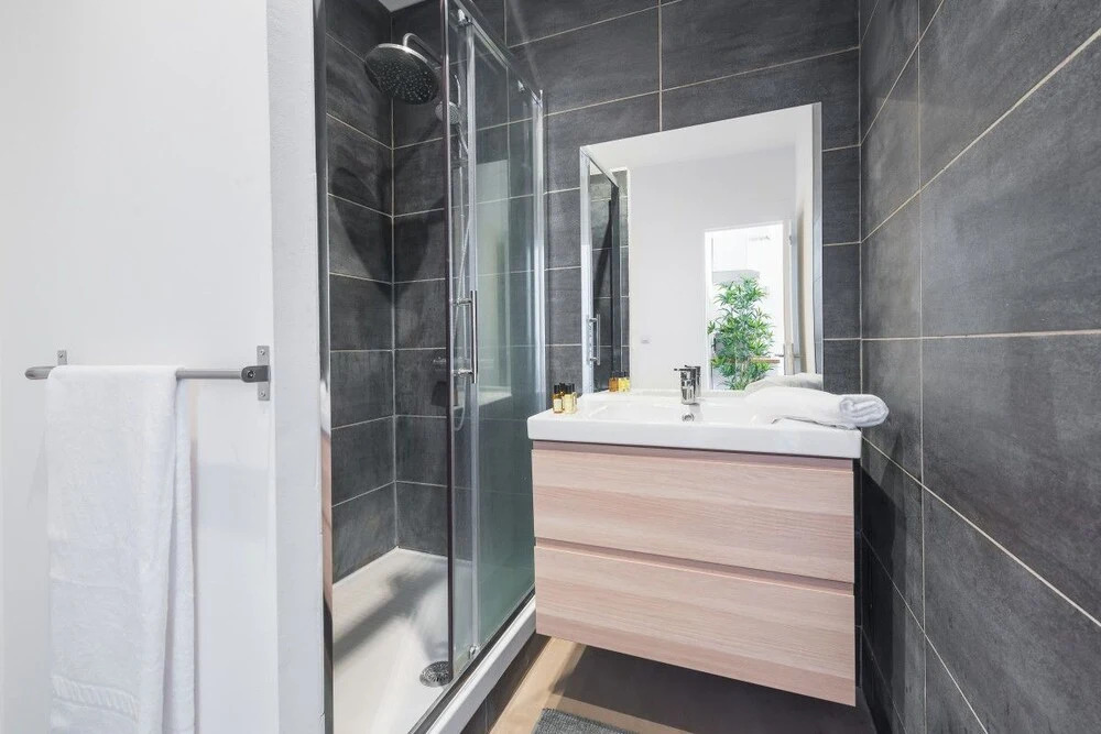 Modern 1 Bedroom Apartment "rue de le Loge"!
