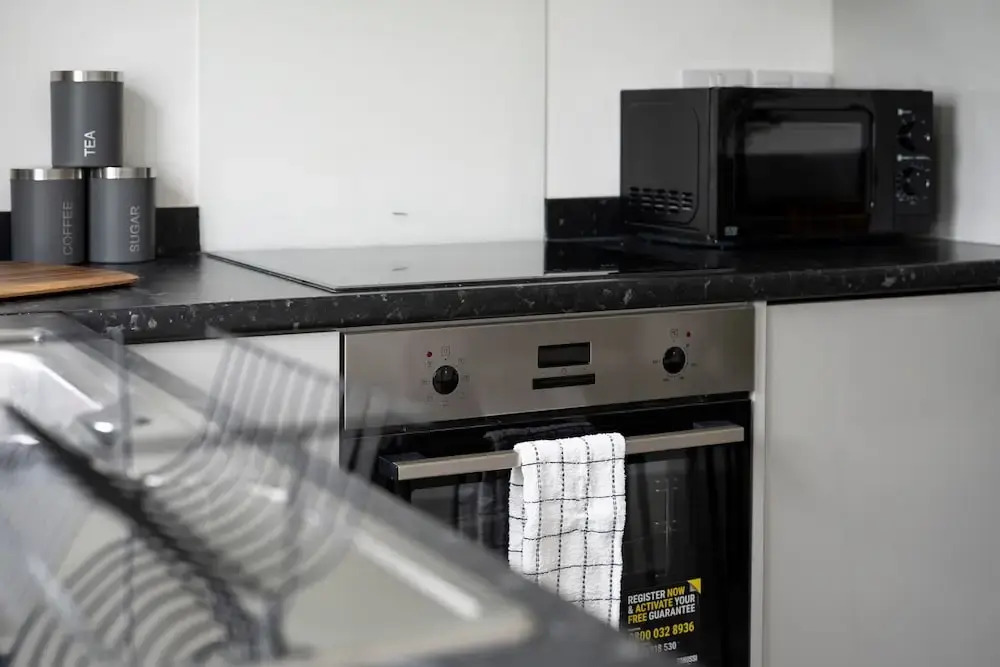 Modern 4 Bed House-free Parking