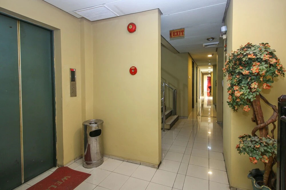 Airy Asemka Toko Tiga Seberang 27 Jakarta