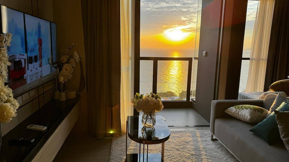 Luxury Sea View 1BR Rooftop Infinity Pool & Gym
