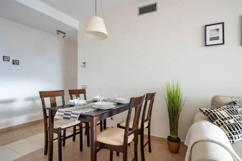 2BR poolfront family apartment WIFI and Near beach