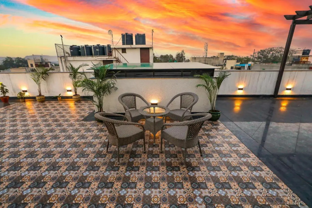 FabHotel La Paz Stay B&B