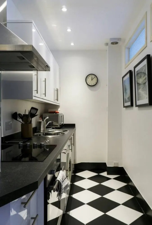 Spacious 2 Bedroom Holyrood Flat With Great Views
