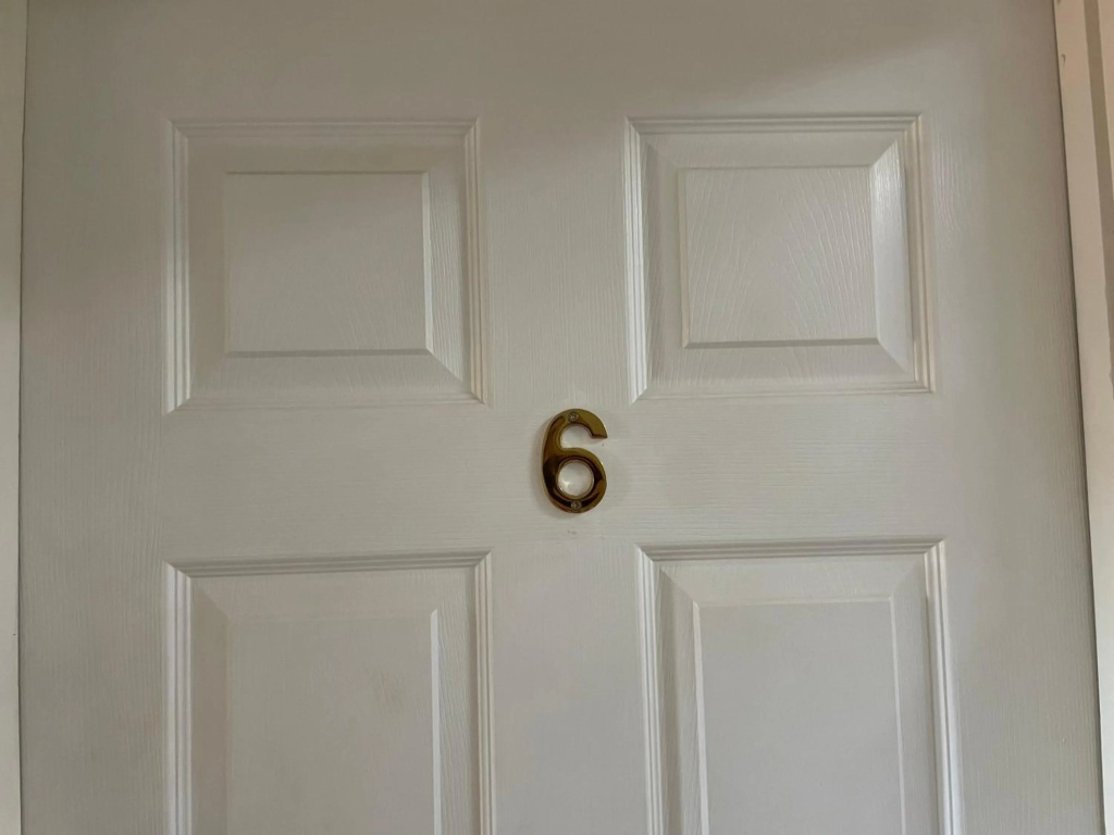 Find "DWELLCOME HOME Ltd" site for 10oo10 assurance from our past guests - HUGE 8 Ensuite Bedroom Townhouse, Fully equipped kitchen & dining room, lounge, 200Mbps broadband, Free Parking, Ideal Contractor & Family Groups, ample free street parking