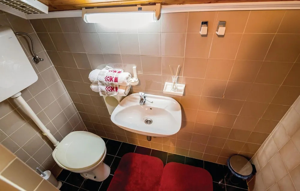 Stunning Home In Njivice With Wifi