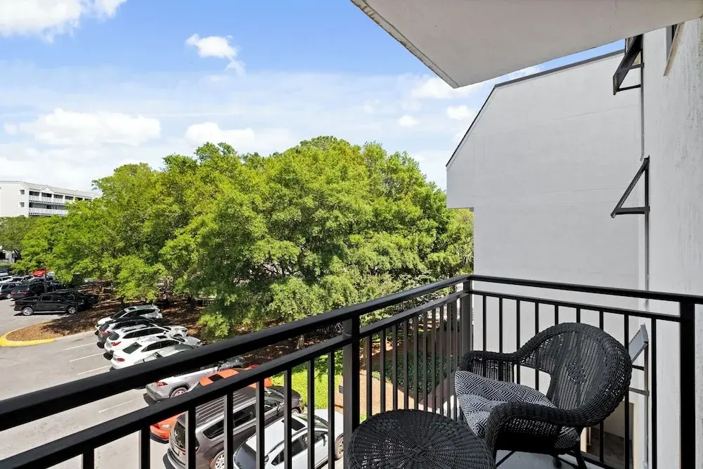 Relax By Pool: Harbour Town Resort Condo