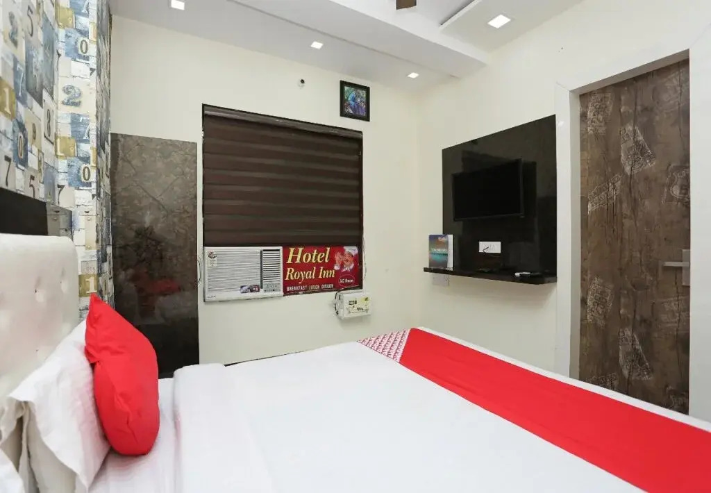 Hotel Royal Villa by OYO Rooms