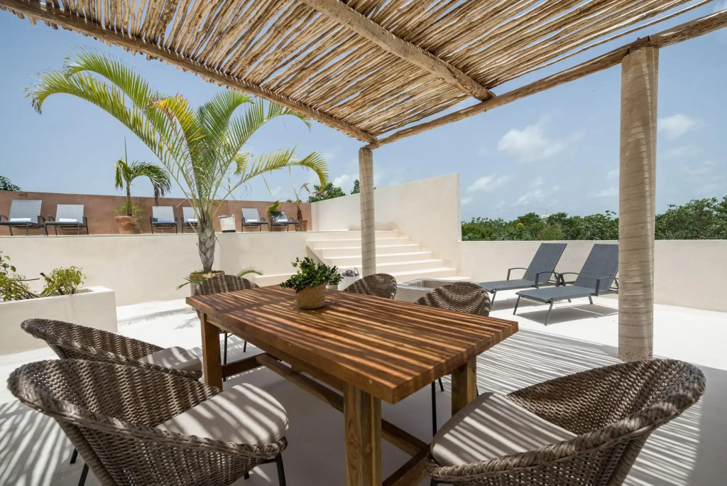 MINT Two Story Modern Penthouse 2Bd 2Bth Skyroof Pool Mins from Beach QS