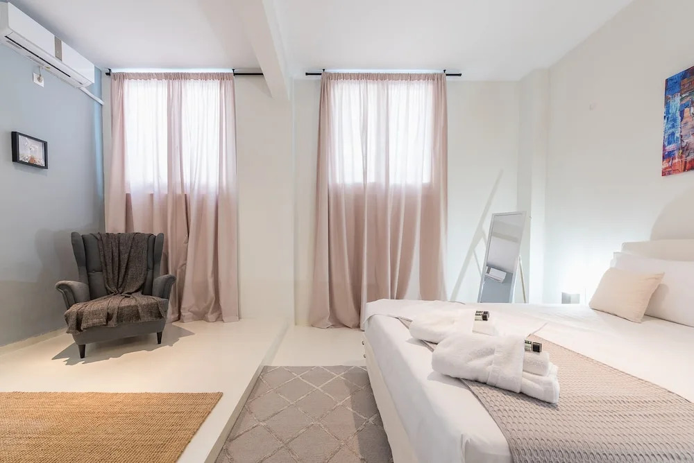 Stylish and Spacious Koukaki Apartment by Cloudkeys