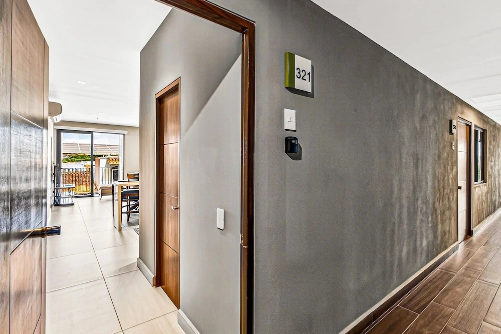 Modern Condo With Rooftop Pool, Balcony, gas Grill & gym Access