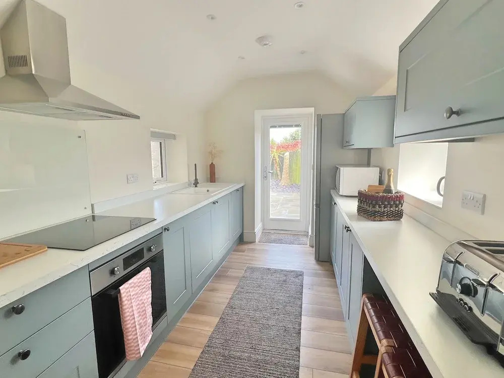 Charming 3 Bed Townhouse Near Llanddwyn Beach