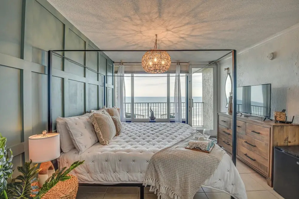 Walk to Shore! Top-floor Daytona Beach Condo