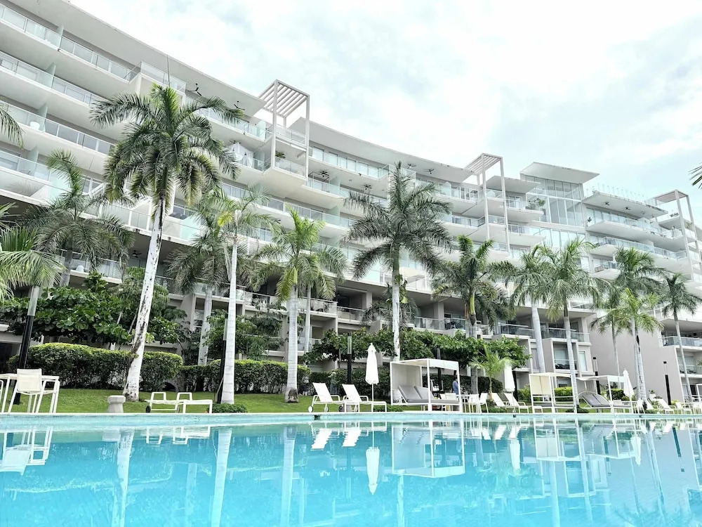 Bolongo 1BR Your Exclusive Oceanfront Escape