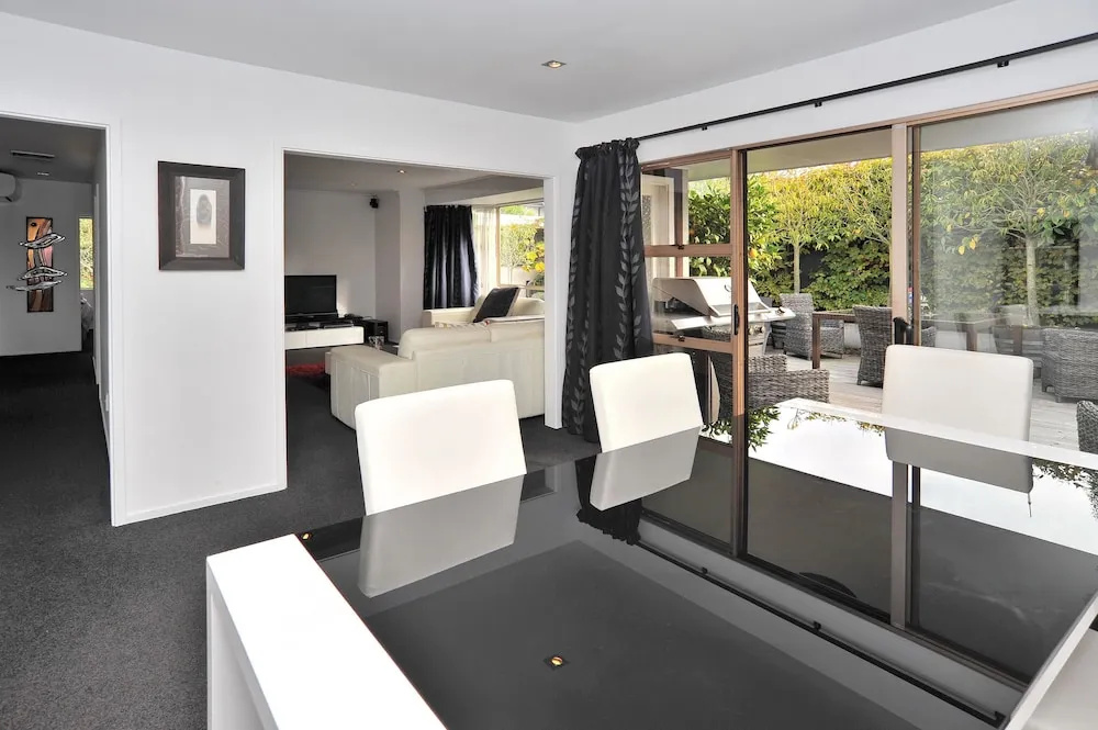 Relaxed 3BR Hideaway - Outdoor Living & Pets - Christchurch Holiday Homes