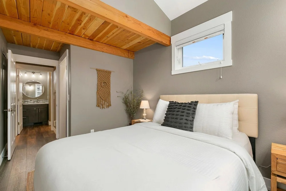 Luxury Living Walk to Poudre Trail and Old Town!
