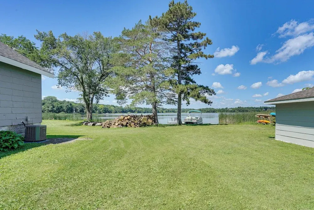 Lakefront Mound Getaway: Near Snowmobiling Trails!