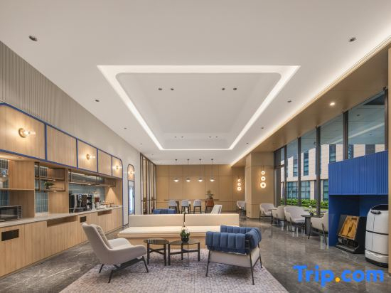 Holiday Inn Express Shenzhen Baolong Metro Station by IHG