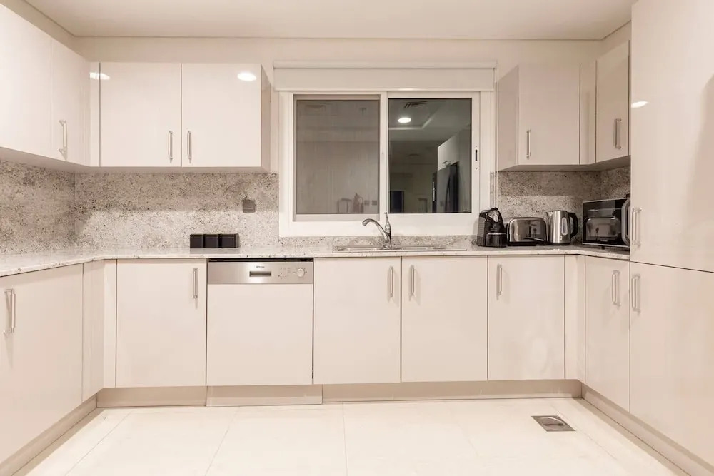 Bright & Spacious 3BR With Study in Downtown - Sleeps 7!