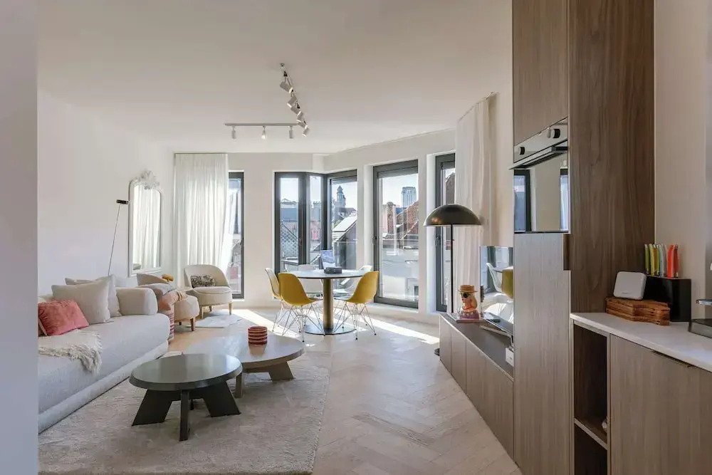 The Sassy Summit - Chic Comfort Views Good Vibe