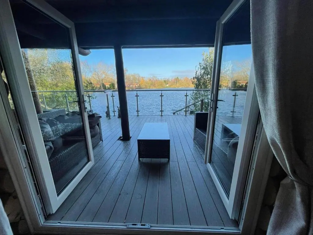 Woodpecker Log Cabin with hot tub, pizza oven bbq entertainment area, lakeside with private fishing peg situated at Tattershall Lakes