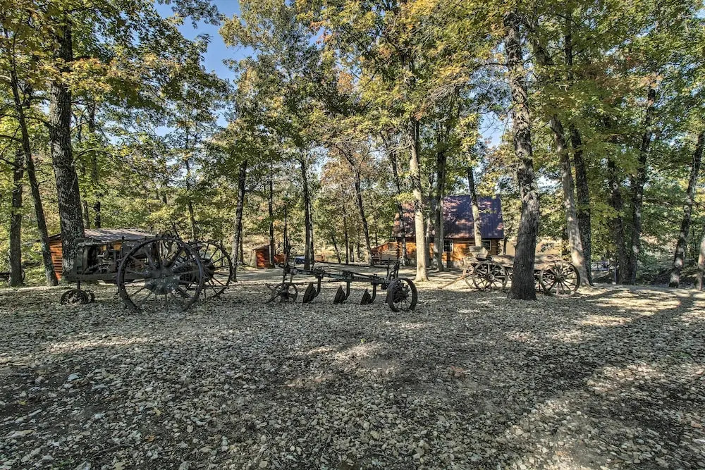 Hot Tub & Fireplace! Macks Creek Cabin on 30 Acres