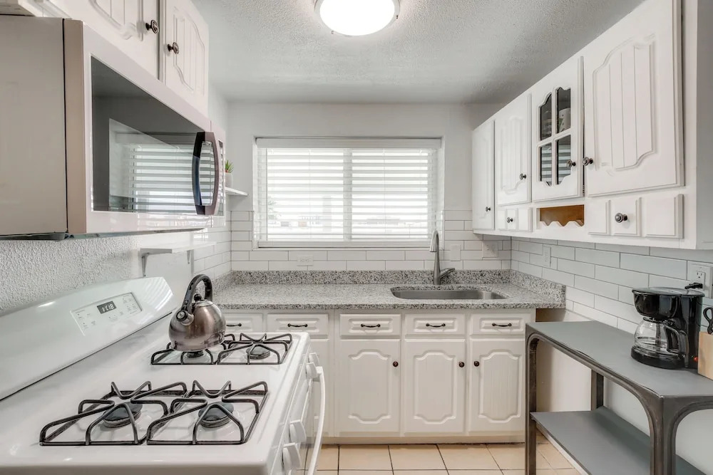 El Paso Home ~ 2 Mi to University Medical Center!
