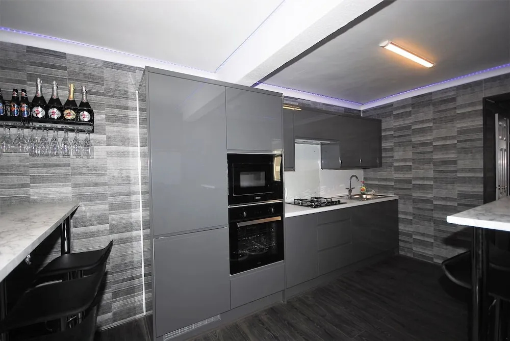 Cozy Hideaway With Hot Tub Sauna Sleeps 7
