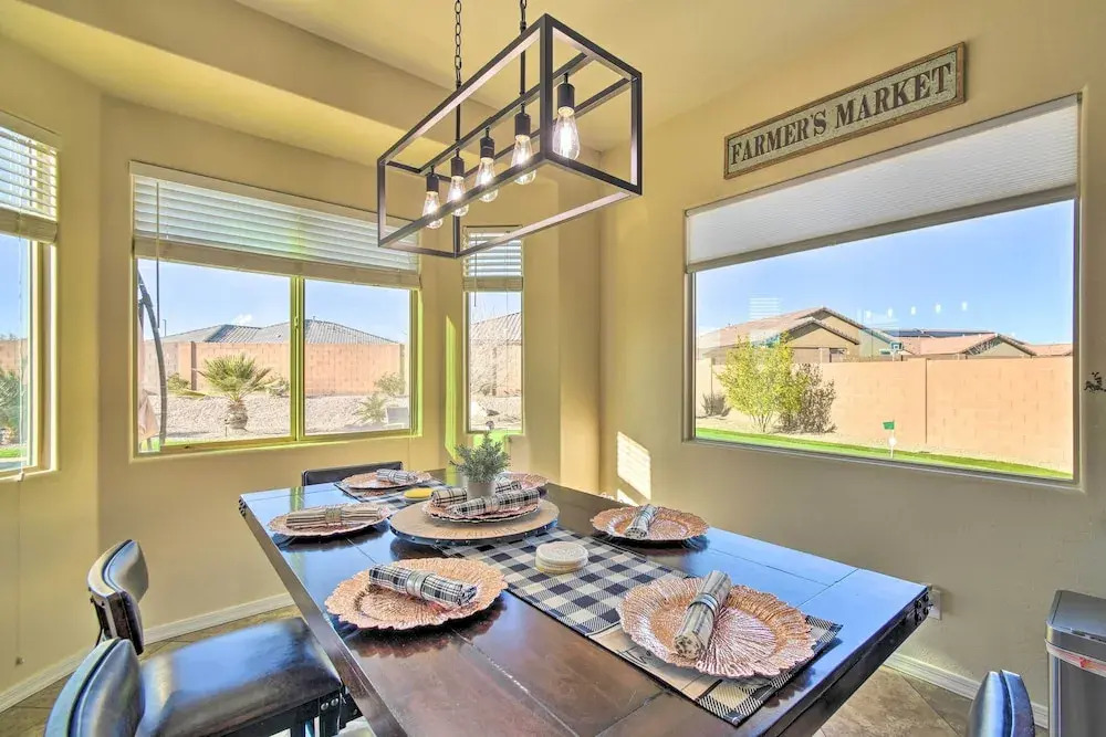Pool, Fire Pit & Putting Green: Goodyear Retreat!