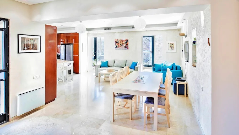 Elegant And Inviting - Greekgerman Colony