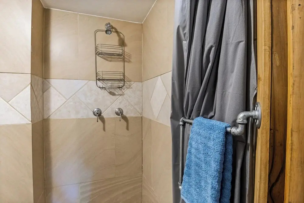 1 BR Lakefront Hideaway w/ Fenced Yard