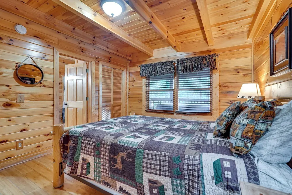 The Dreamer's Nest Sevierville Cabin w/ Hot Tub!