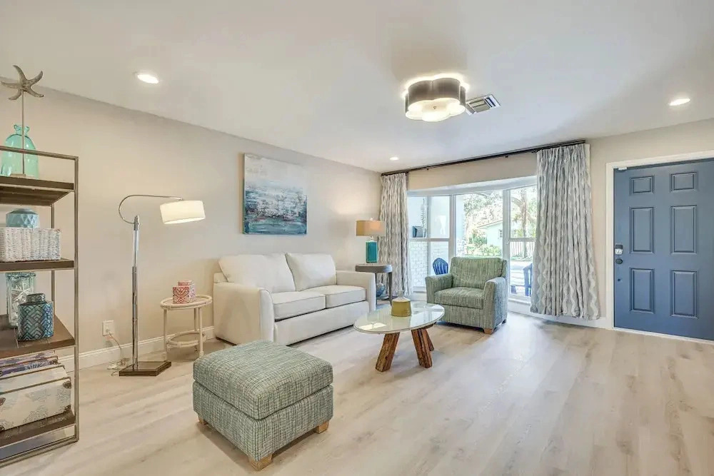 Spacious Yard, Near Golf: Modern Home in Hollywood