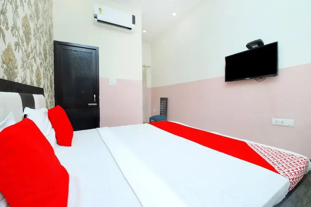 Hotel R2d by OYO Rooms