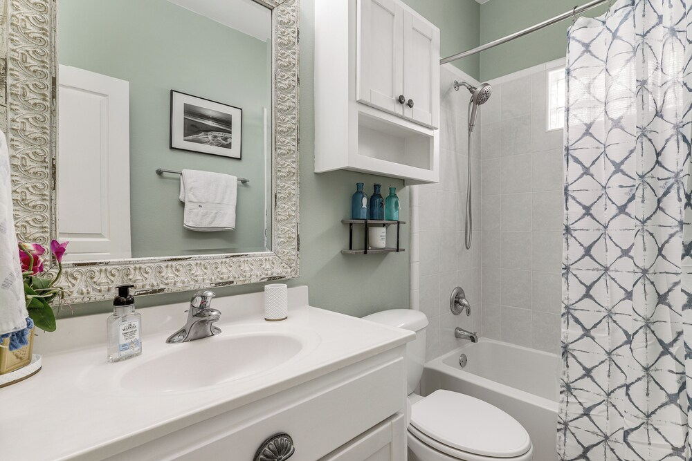 South Padre Island: Pool Access, 1 Block to Beach!