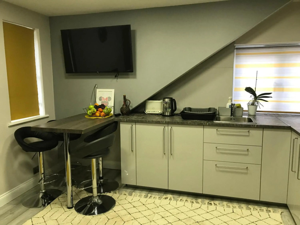 2 bedroom Apartment for companies workers and professionals only! Not for pleasure , no parties and gatherings please