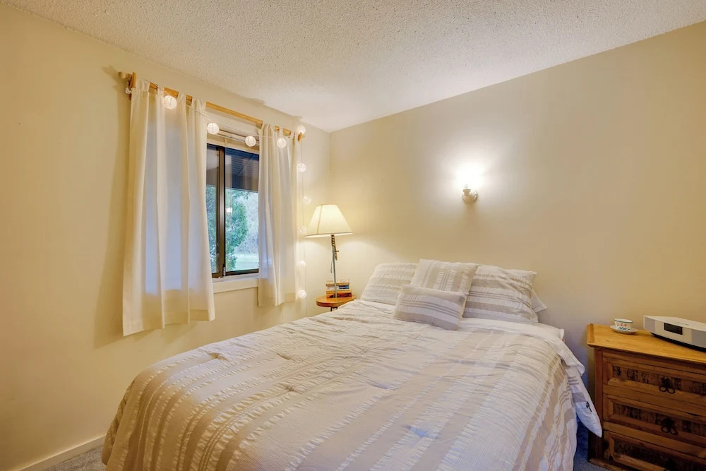 Dover Condo w/ Grill & Balcony: 3 Mi to Mt Snow!