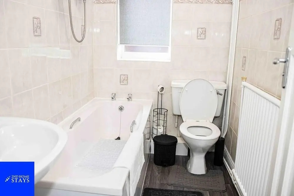 Stoke House Sleeps 5 With Garden and Parking