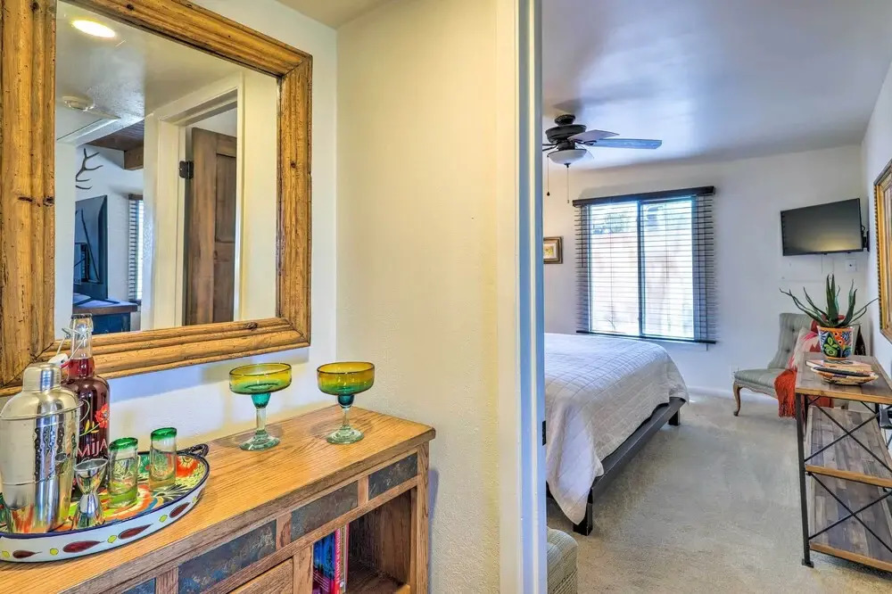 Traditional-style Adobe Casita - Walk to Dtwn