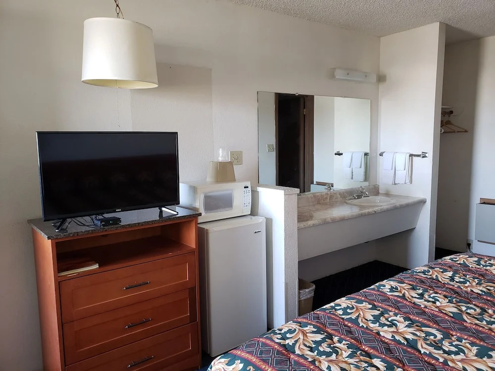 Oasis Inn and Suites