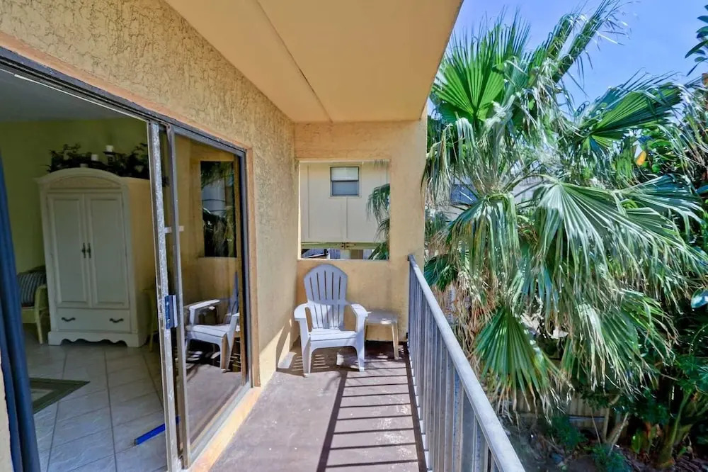 Ventura 201 1 Bedroom Condo by RedAwning
