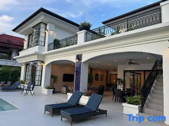 Villa Viola 7 Bedroom, Fully Staffed, on the Golf Course
