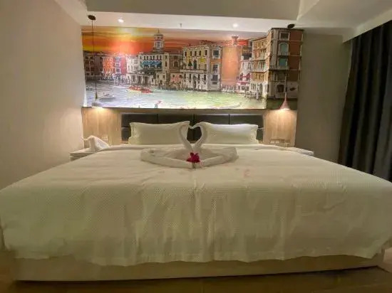 Yuefeng Hotel (Maoming Dianbai West Lake Park)