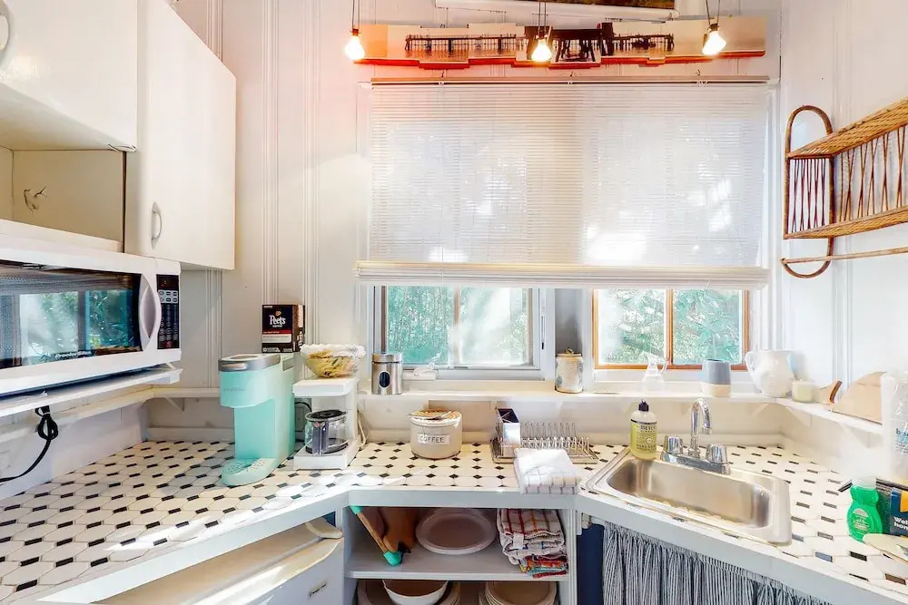 Charming Getaway w/ a Kitchenette & Free Wifi - Walk to the Beach