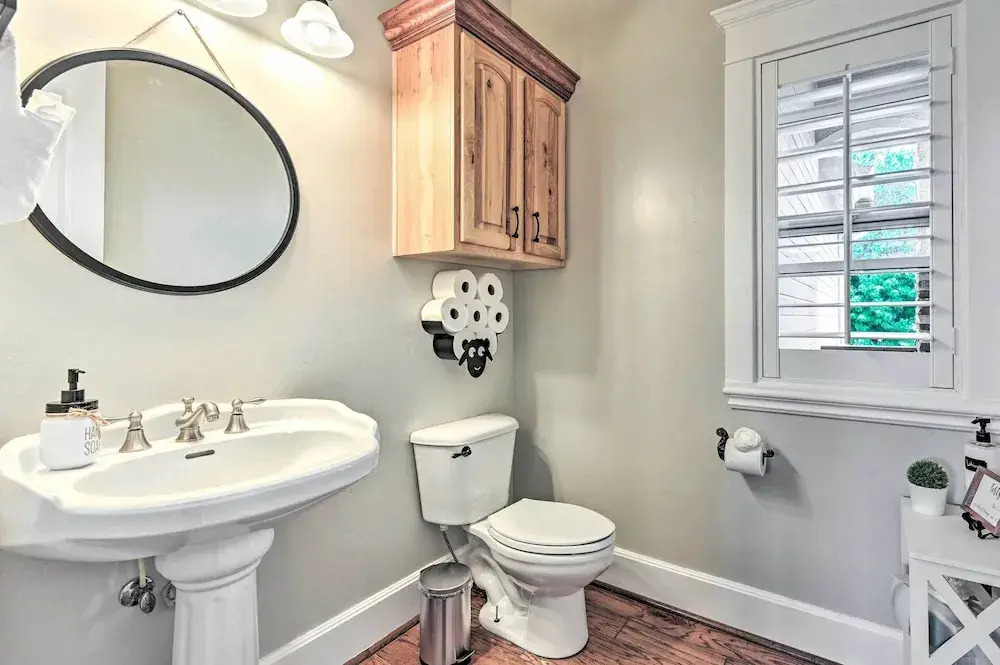 Bellemont Family Home w/ Hot Tub & Playground Set