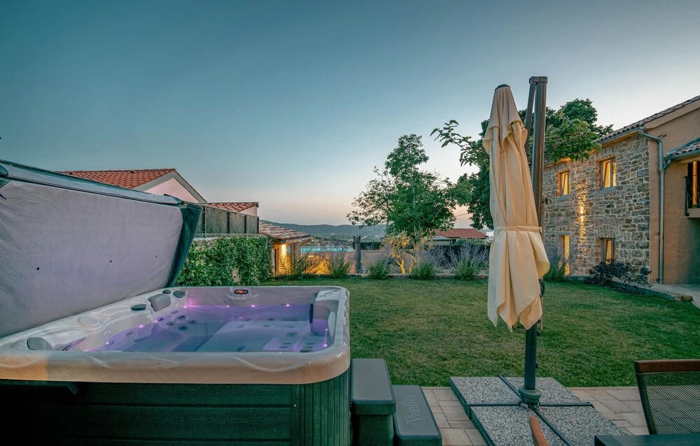 Awesome Home In Skofije