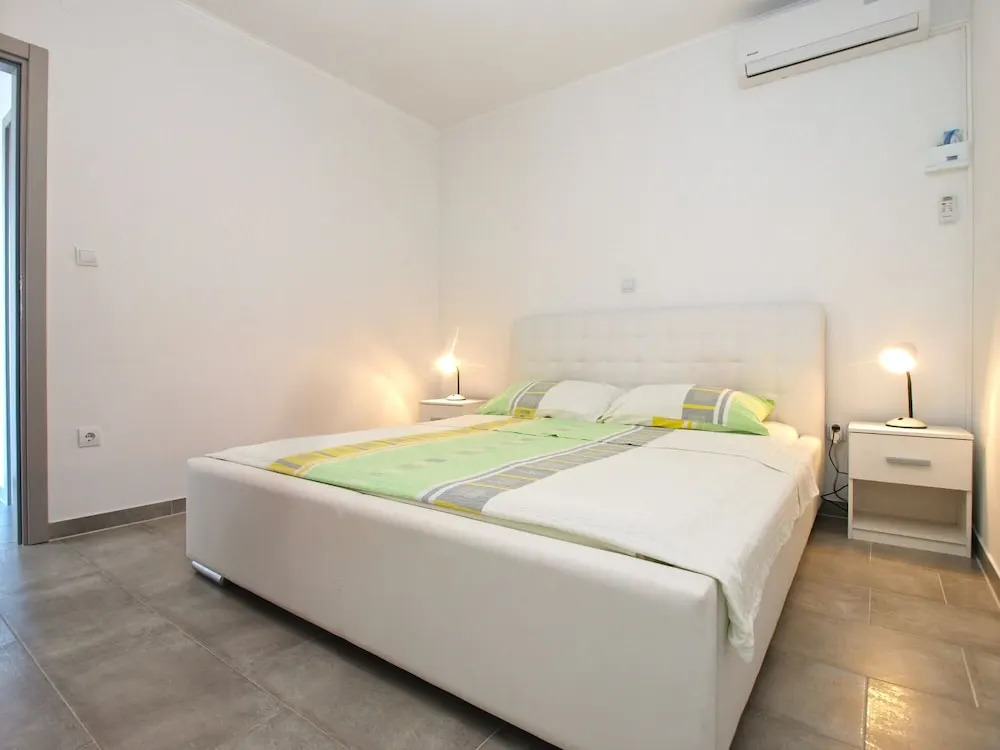 Apartment 1819