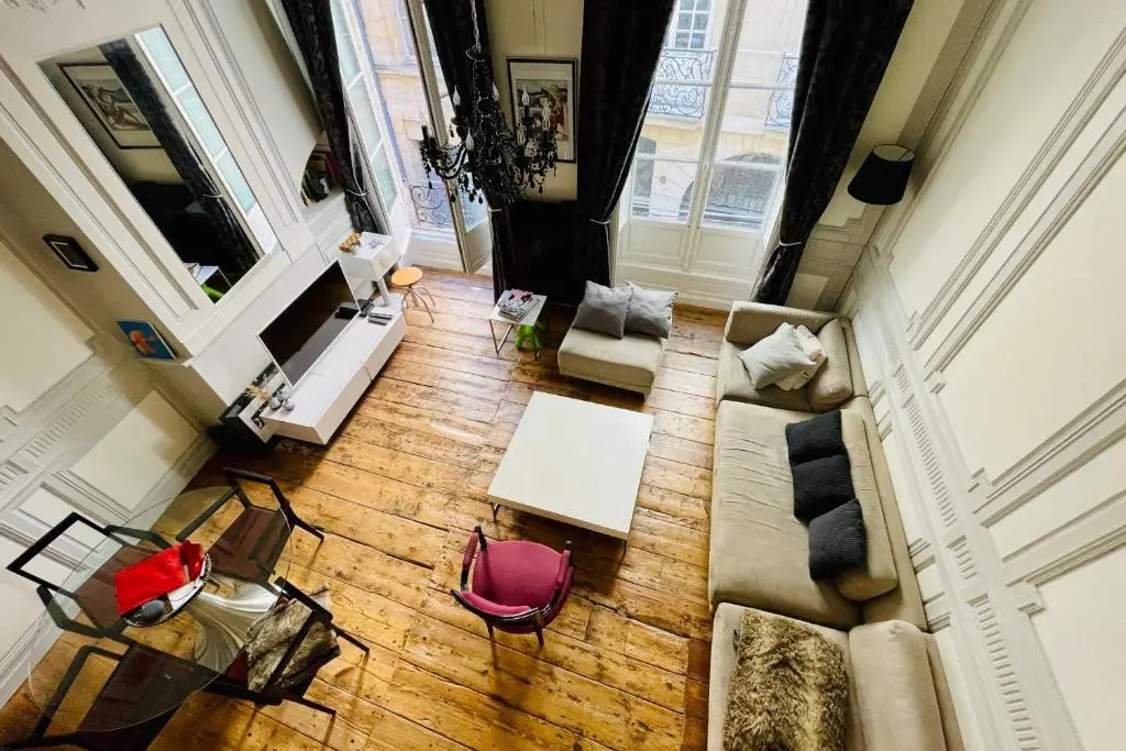 T4 apartment in the heart of old Bordeaux close to all amenities