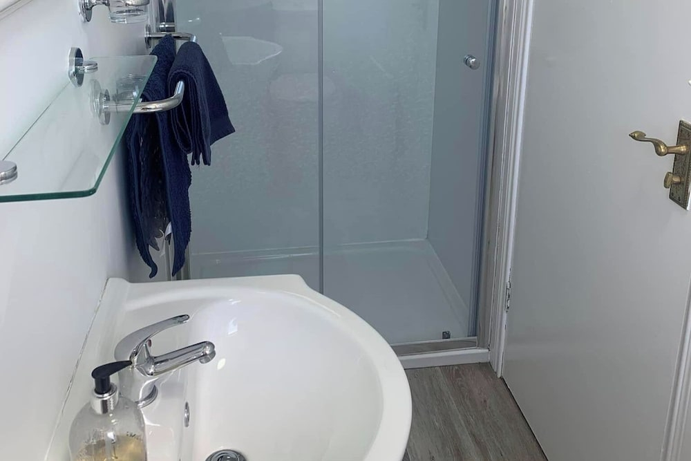 2-bed Cottage Sleeps 5 - Pets Ok - Free Parking