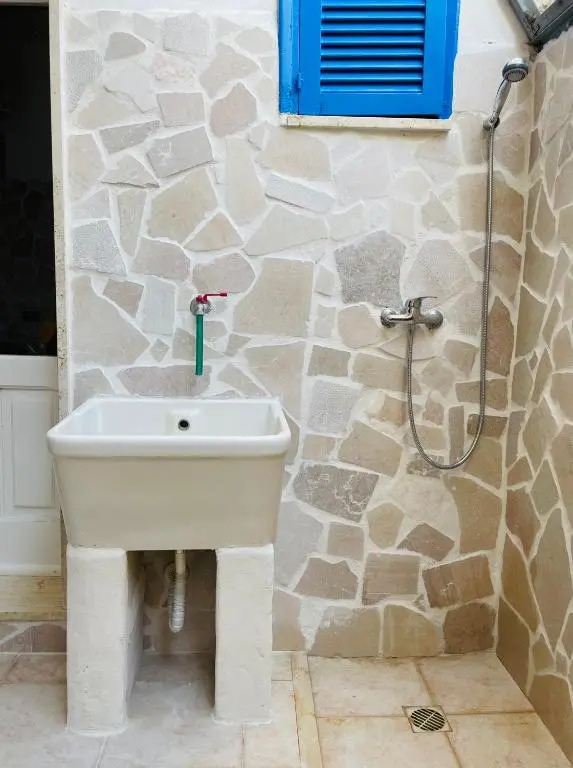 Lovely 2 bedroom rental unit,patio and close beach
